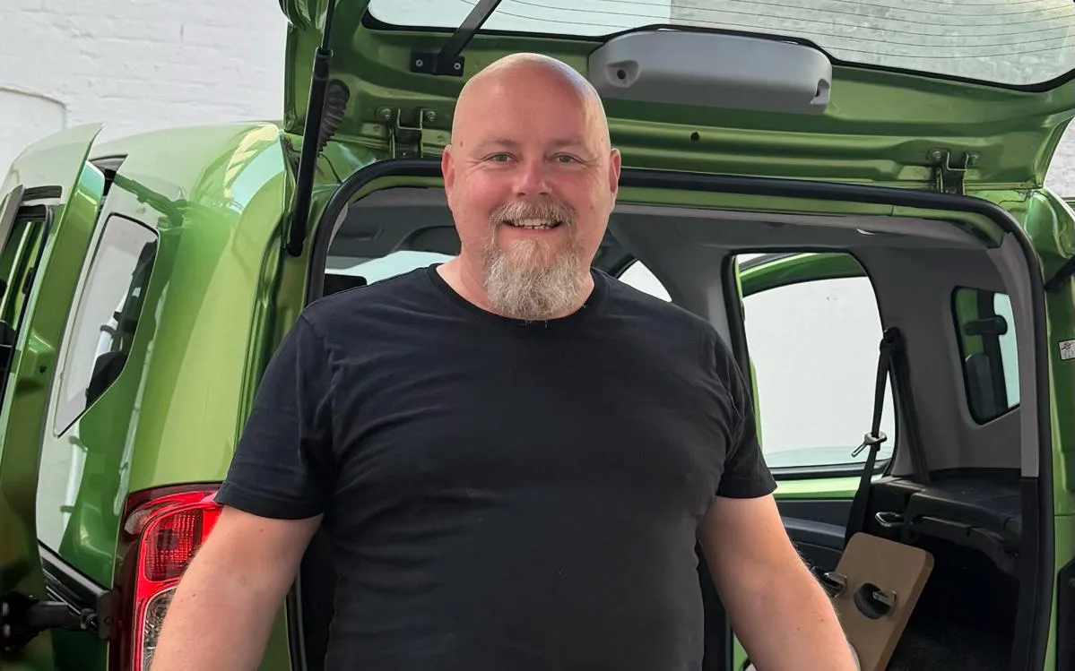 Sonny fra Kjær Klima foran servicebilen, klar til montering af varmepumpe